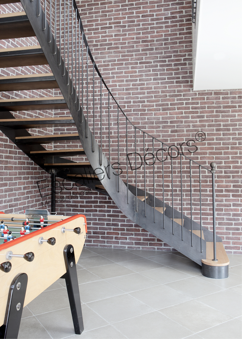Photo DT106 - ESCA'DROIT® Balancé 1/4 Tournant Intermédiaire. Escalier intérieur balancé métal et bois style 'bistrot' pour une décoration classique.